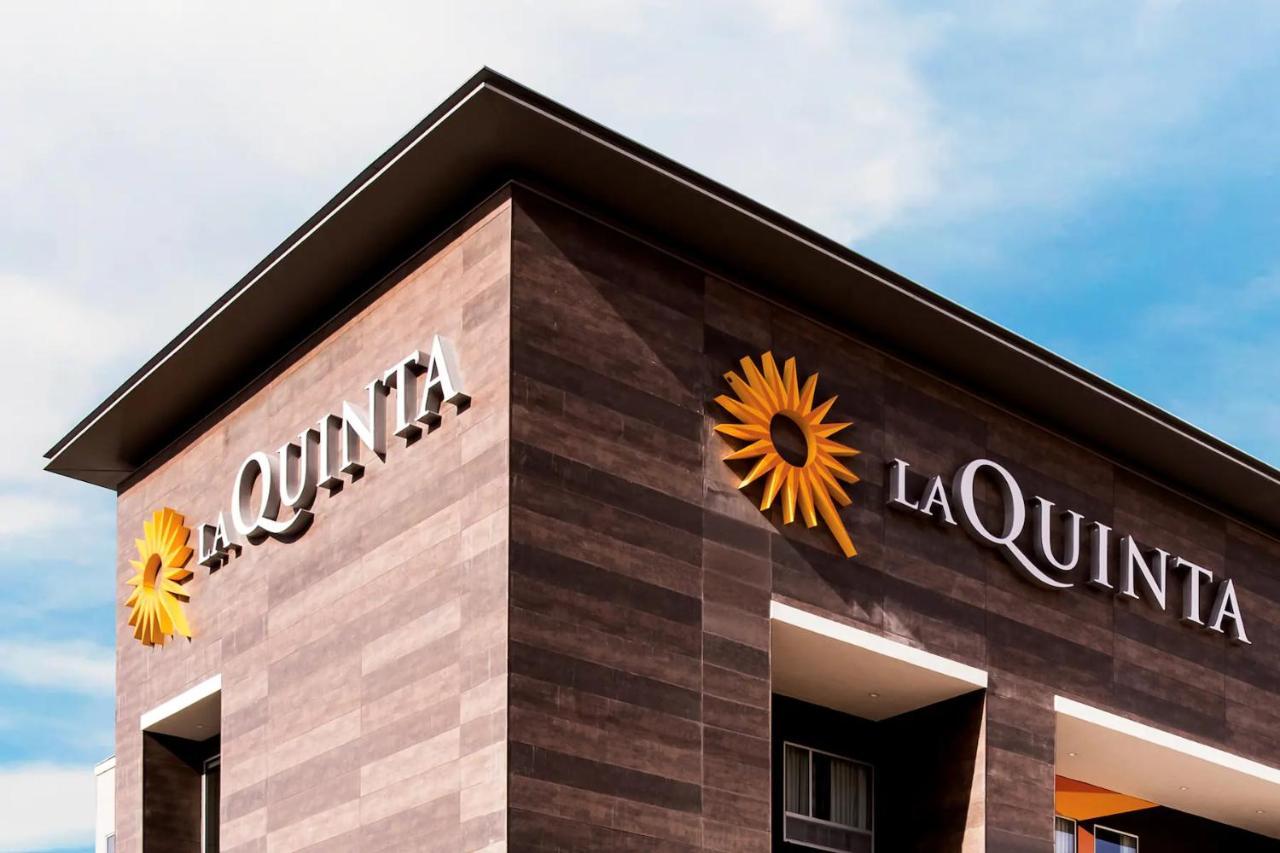 La Quinta Inn & Suites By Wyndham San Antonio Seaworld Lafb Exterior photo