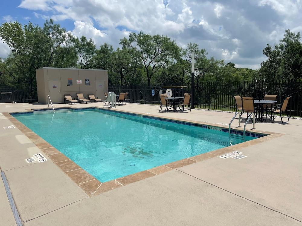 La Quinta Inn & Suites By Wyndham San Antonio Seaworld Lafb Exterior photo