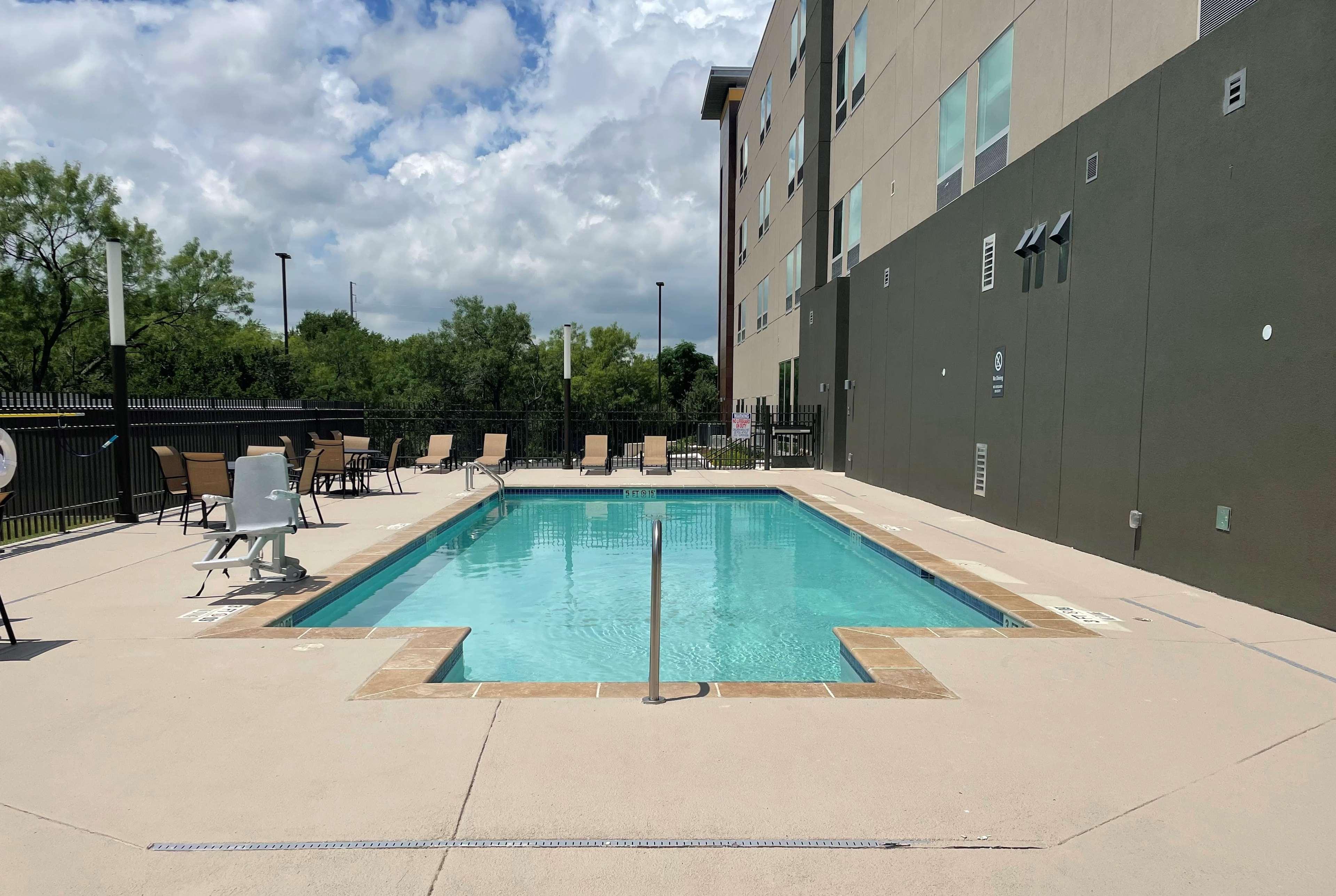 La Quinta Inn & Suites By Wyndham San Antonio Seaworld Lafb Exterior photo
