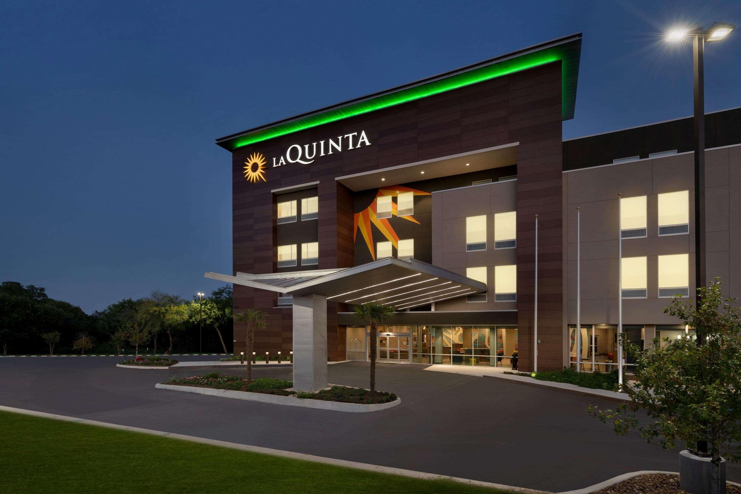 La Quinta Inn & Suites By Wyndham San Antonio Seaworld Lafb Exterior photo
