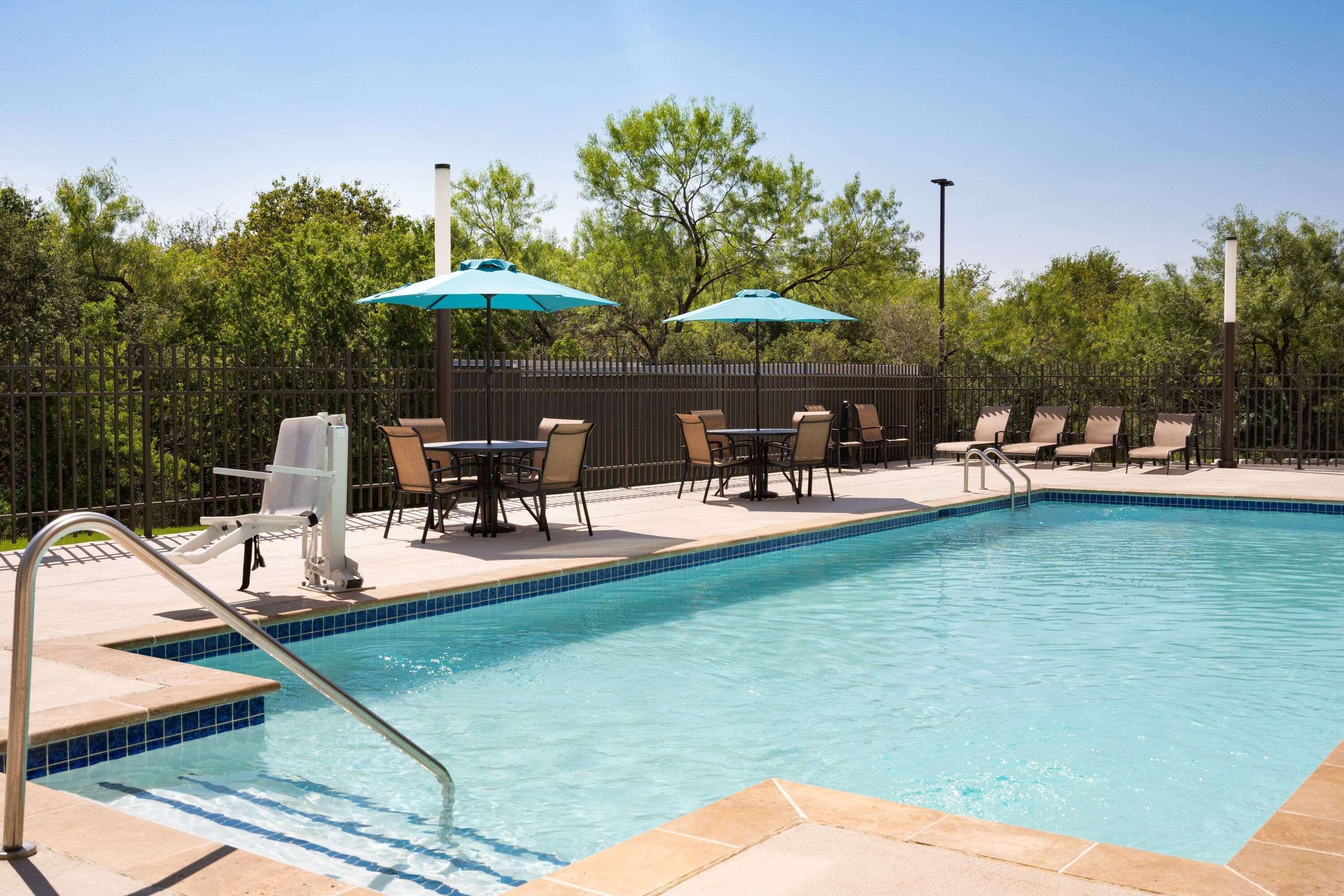 La Quinta Inn & Suites By Wyndham San Antonio Seaworld Lafb Exterior photo